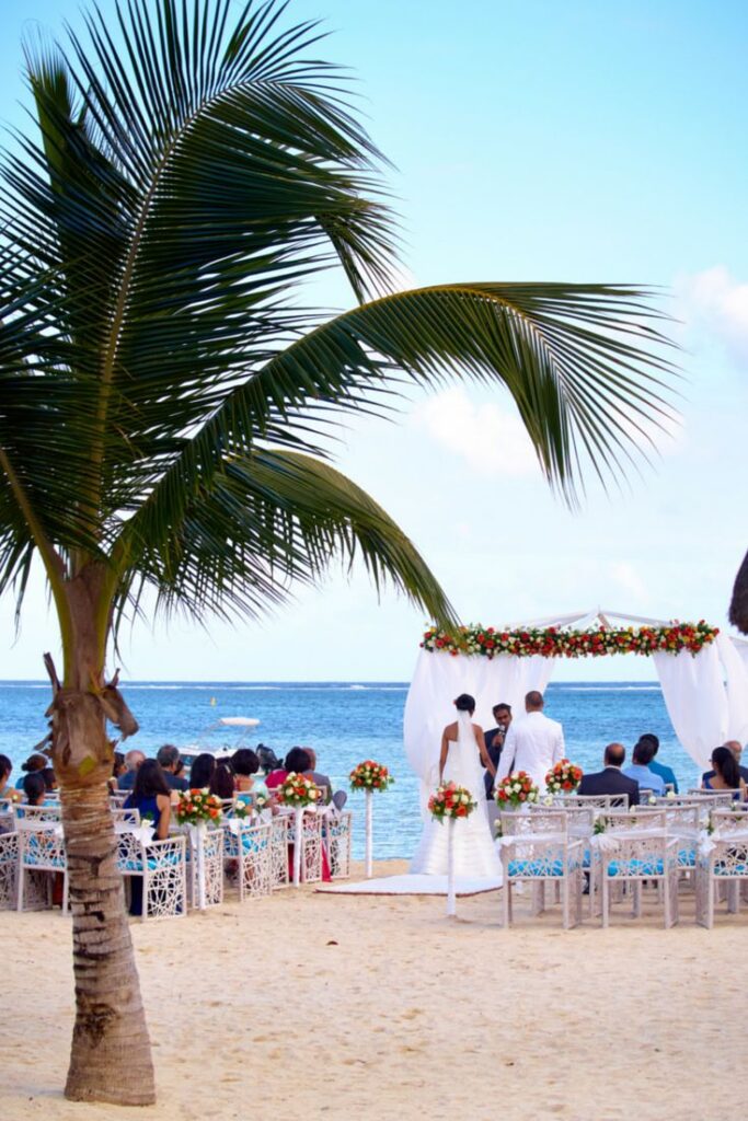 Mauritius wedding overlooking the blue sea.